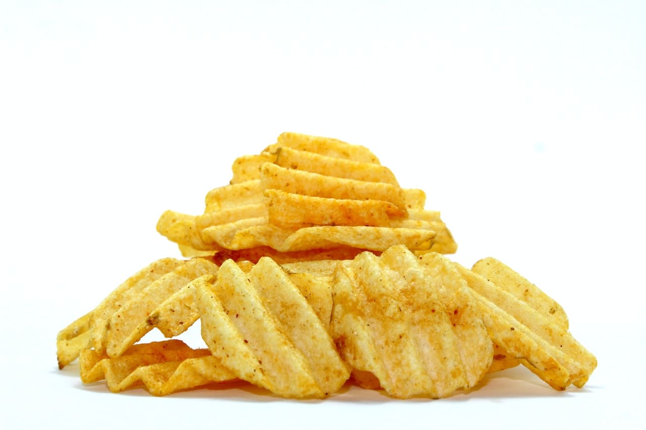 Photo de chips empilées sur fond blanc