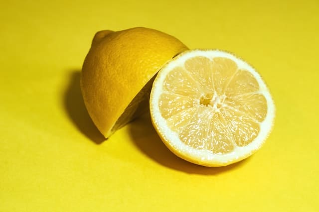 citron coupé en deux sur un fond jaune.