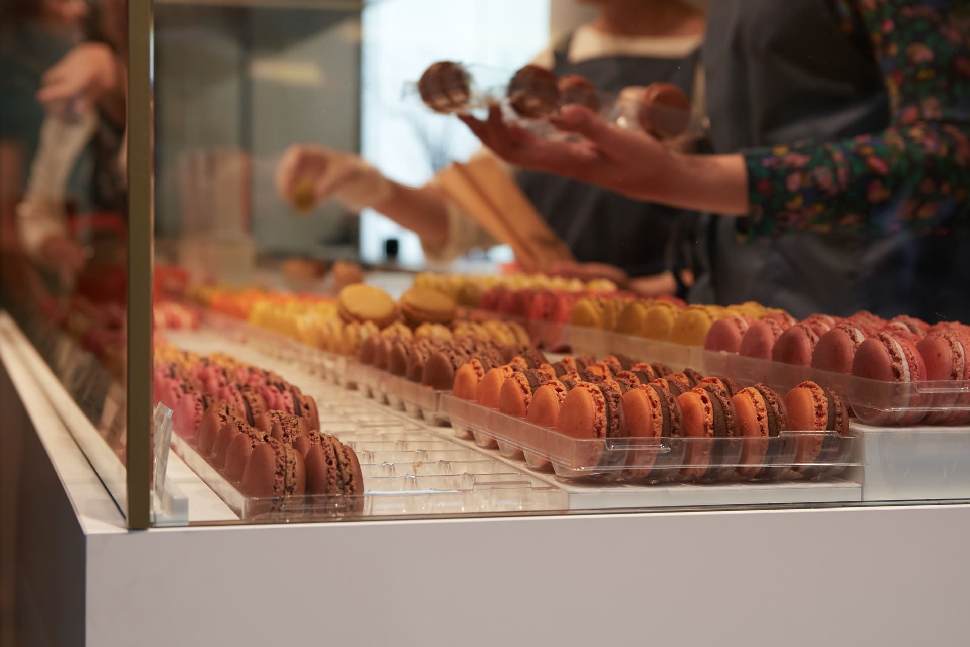 Photo d'une vitrine de boulangerie où l'on peut voir des macarons